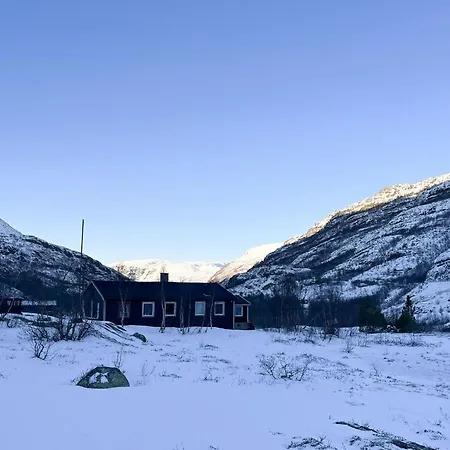 Remote With Hot Tub Near Vettisfossen Ferienhaus Ovre Ardal